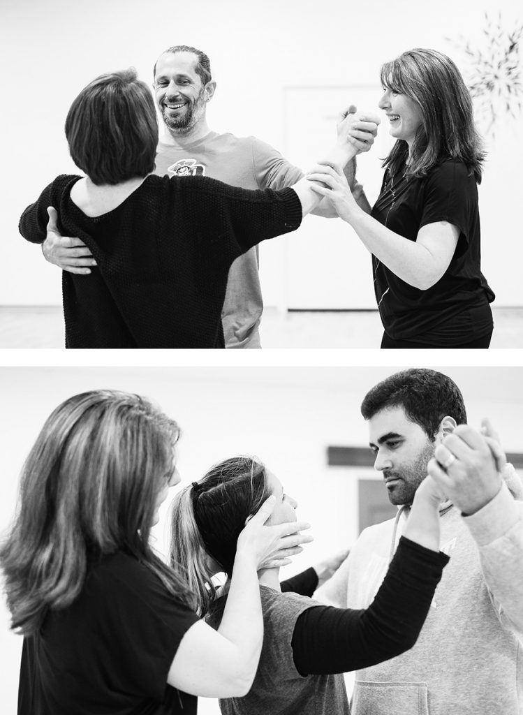 Couples en cours de danse d'ouverture de bal
